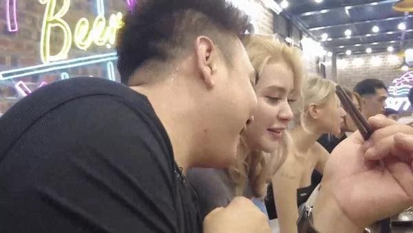 photo-1717898144784 photo-1717898144784