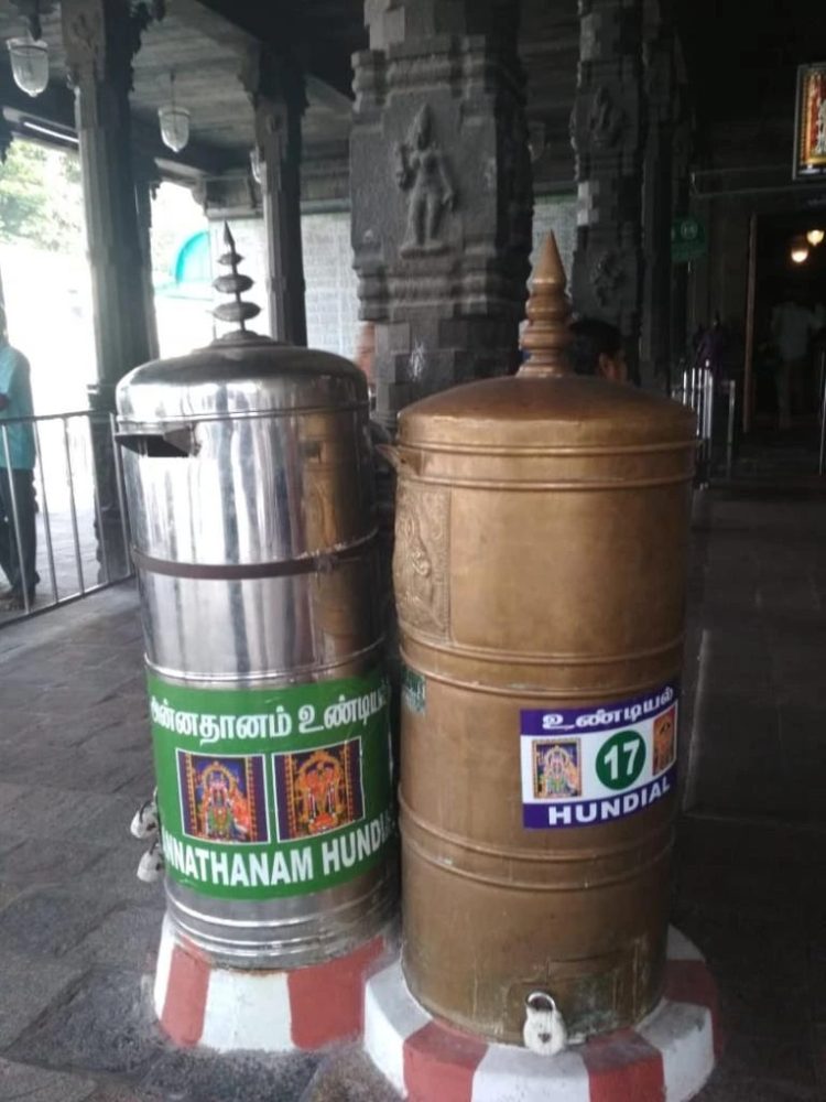 Làm rơi điện thoại iPhone vào hòm công đức, người đàn ông khóc dở mếu dở khi bị từ chối trả lại- Ảnh 2. Làm rơi điện thoại iPhone vào hòm công đức, người đàn ông khóc dở mếu dở khi bị từ chối trả lại- Ảnh 2.