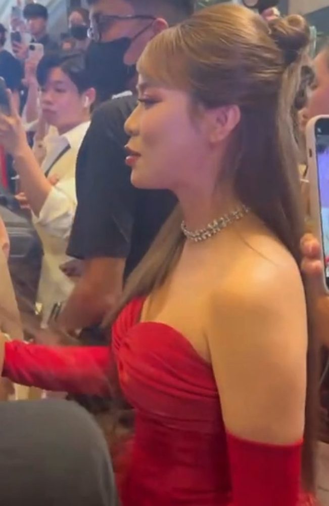 MisThy xinh đẹp trên thảm đỏ, nhan sắc đốn tim fan bất chấp cam thường - Ảnh 2. MisThy xinh đẹp trên thảm đỏ, nhan sắc đốn tim fan bất chấp cam thường - Ảnh 2.