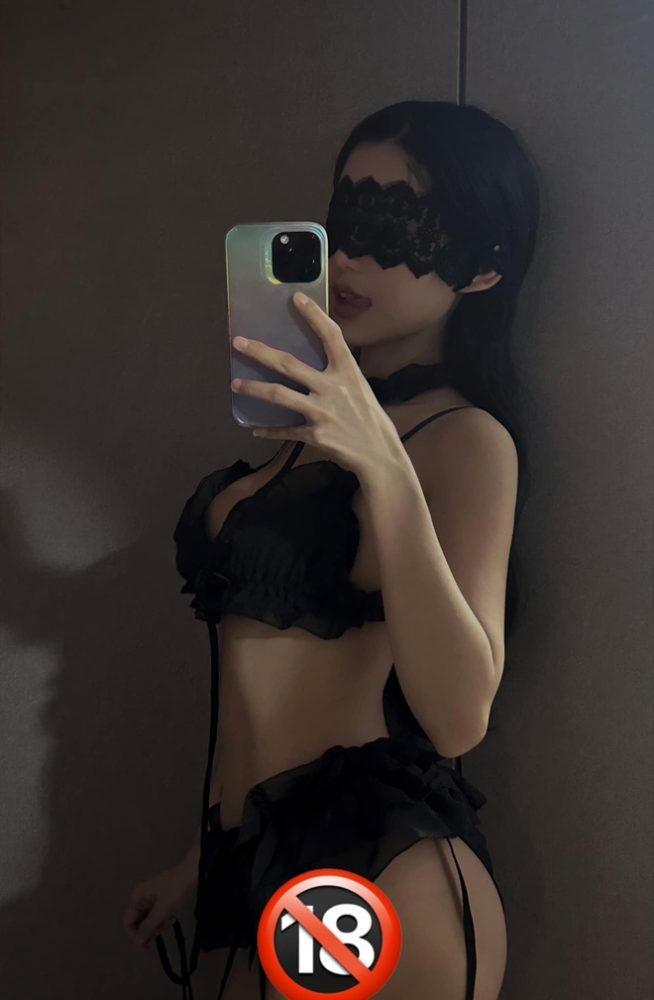 Đăng tải loạt ảnh kèm cảnh báo 18+, nữ streamer khiến CĐM xôn xao - Ảnh 1.