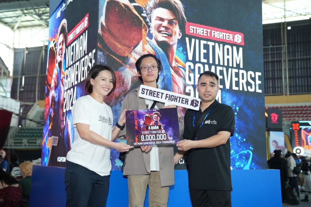 q0adxtd55wuzfd0qklrjteoujayebkof-0w4tjlrw7li7dqimrnkeysbqahugu3wzyxlvhhqgtir3r36ixfgohna-gobxvyht3svg0caeexdqgzhxkfpfskcaekhud8gjve-eg4be3dvkwpaadlevdo Bà Maggie (trái) - Đại diên Capcom Đài Loan lên trao giải Nhì