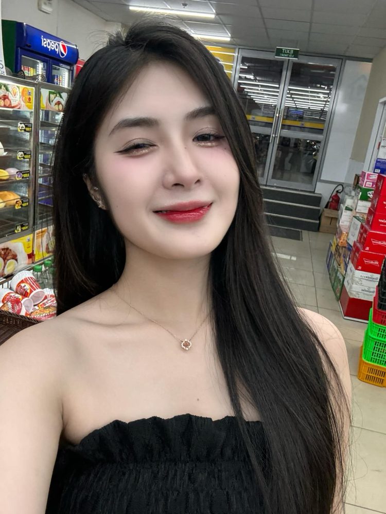 q14 Quỳnh Alee đăng ảnh khoe chân dài váy ngắn sexy, trắng đẹp miên man q14