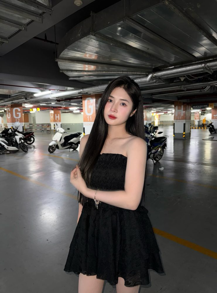 q24 Quỳnh Alee đăng ảnh khoe chân dài váy ngắn sexy, trắng đẹp miên man q24