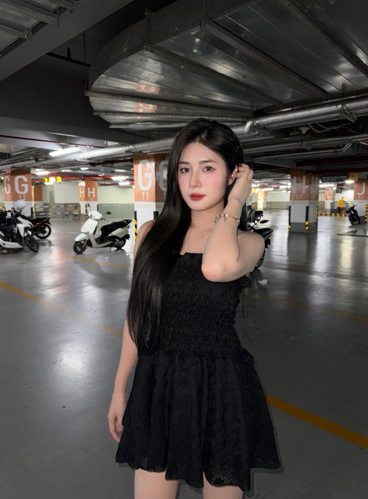 q34 Quỳnh Alee đăng ảnh khoe chân dài váy ngắn sexy, trắng đẹp miên man q34