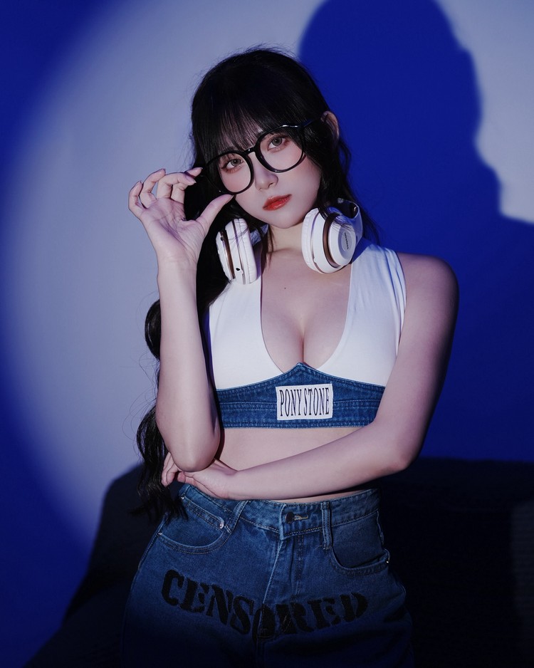 qaws_6 Nữ cosplayer lai Đài-Việt "Linh Trần" hóa thân thành thỏ ngọc quyến rũ, làm fan ngỡ ngàng qaws 6