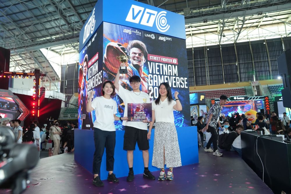 riu5h2qca_qqyy0mluy7qg2of1wjjmkjfyccqcnbjg1sb5zltukp6x-nscue2u40kylvlyi2is4igvp-nwuaipnm0sqiyqrnaqm-dhjheg69rj5lxr3gjc75kj8u-mg9ja78i4bkkcxplvq1io6dq1q Bà Trần Thị Thanh Hằng (phải) - Phó Giám đốc VTC Mobile và bà Maggie (trái) - Đại diên Capcom Đài Loan lên trao giải Nhất