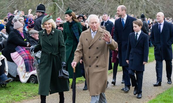 "Cận vệ đẹp trai" của Vua Charles xuất hiện ở lễ Giáng sinh cùng Hoàng gia Anh, độ hot không kém thành viên hoàng tộc nào royal family news 5852045 1735355171625 17353551718112117454900 1735356485012 17353564853431036303942 1735380276807 17353802768971831683382