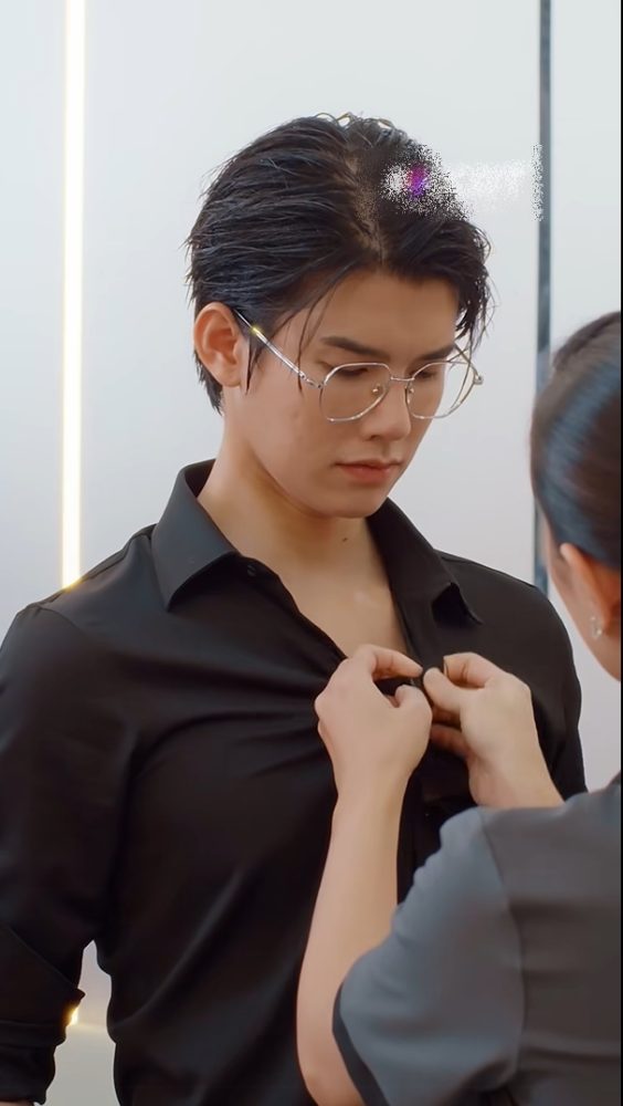 Tổng tài Việt đẹp như tượng tạc vẫn bị mắng tới tấp, đến cài cúc áo cũng là cả một “bầu trời kém sang”- Ảnh 4. Tổng tài Việt đẹp như tượng tạc vẫn bị mắng tới tấp, đến cài cúc áo cũng là cả một “bầu trời kém sang”- Ảnh 4.