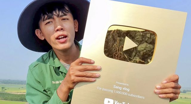 YouTuber Sang Vlog bất ngờ bị "dí" sau thời gian yên bình - Ảnh 1. YouTuber Sang Vlog bất ngờ bị "dí" sau thời gian yên bình - Ảnh 1.