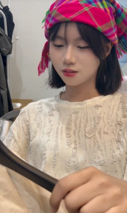 Chụp hình chung với PewPew, gái xinh bị đồn là "gà cưng"? screenshot 2024 05 08 164207 1715161371525311242993