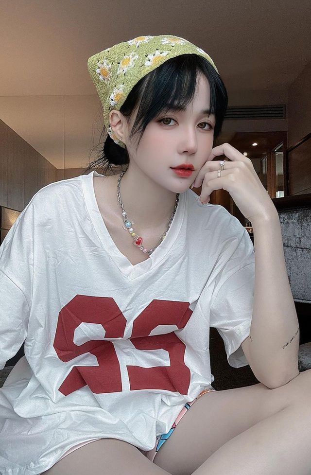 Nhan sắc nổi bật của gái xinh người Việt sẵn sàng chi trăm triệu để làm điều đặc biệt tại EURO- Ảnh 8. Nhan sắc nổi bật của gái xinh người Việt sẵn sàng chi trăm triệu để làm điều đặc biệt tại EURO- Ảnh 8.