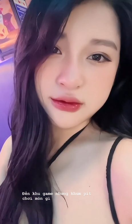 Cô giáo Vật lý diện đồ Cô giáo Vật lý diện đồ