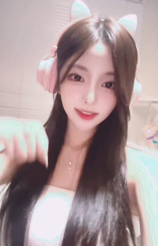 Nữ streamer nổi tiếng gặp