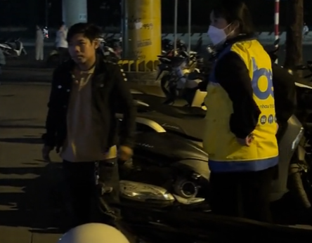 Thông soái ca gặp biến xô xát giữa phố, CĐM đặt câu hỏi: Là thật hay dàn dựng?- Ảnh 4. Thông soái ca gặp biến xô xát giữa phố, CĐM đặt câu hỏi: Là thật hay dàn dựng?- Ảnh 4.