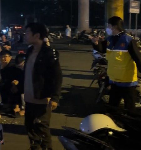 Thông soái ca gặp biến xô xát giữa phố, CĐM đặt câu hỏi: Là thật hay dàn dựng?- Ảnh 3. Thông soái ca gặp biến xô xát giữa phố, CĐM đặt câu hỏi: Là thật hay dàn dựng?- Ảnh 3.