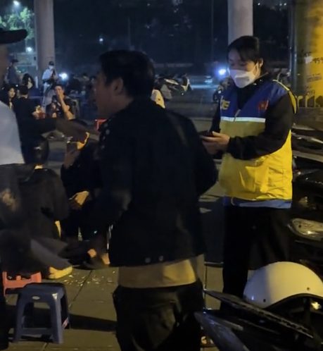 Thông soái ca gặp biến xô xát giữa phố, CĐM đặt câu hỏi: Là thật hay dàn dựng?- Ảnh 2. Thông soái ca gặp biến xô xát giữa phố, CĐM đặt câu hỏi: Là thật hay dàn dựng?- Ảnh 2.