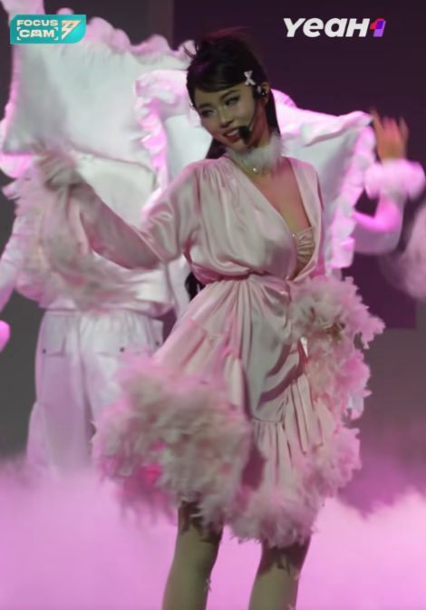 MisThy diện thời trang khoét sâu táo bạo, fan không nhận ra MisThy diện thời trang khoét sâu táo bạo, fan không nhận ra