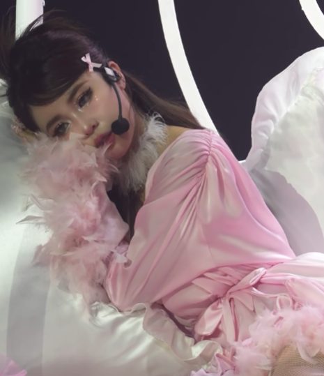 MisThy diện thời trang khoét sâu táo bạo, fan không nhận ra MisThy diện thời trang khoét sâu táo bạo, fan không nhận ra