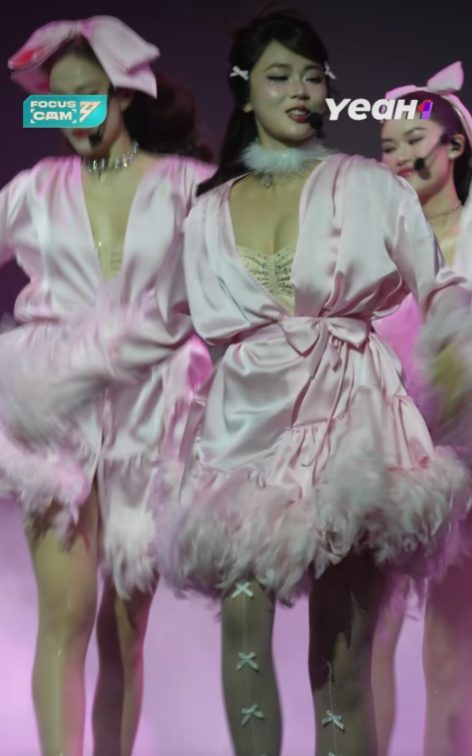 MisThy diện thời trang khoét sâu táo bạo, fan không nhận ra MisThy diện thời trang khoét sâu táo bạo, fan không nhận ra