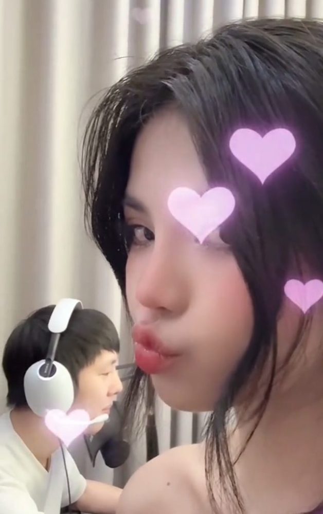 Mai Dora có một hành động ngay trên livestream khiến kênh chat chỉ toàn chữ “cay”- Ảnh 2. Mai Dora có một hành động ngay trên livestream khiến kênh chat chỉ toàn chữ “cay”- Ảnh 2.