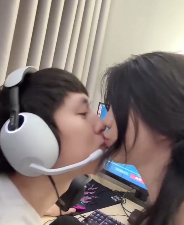 Mai Dora có một hành động ngay trên livestream khiến kênh chat chỉ toàn chữ “cay”- Ảnh 3. Mai Dora có một hành động ngay trên livestream khiến kênh chat chỉ toàn chữ “cay”- Ảnh 3.