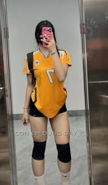 Hot girl bóng chuyền sở hữu ngoại hình nóng bỏng, hút trăm ngàn follow đang gây bão là ai?- Ảnh 4. Hot girl bóng chuyền sở hữu ngoại hình nóng bỏng, hút trăm ngàn follow đang gây bão là ai?- Ảnh 4.