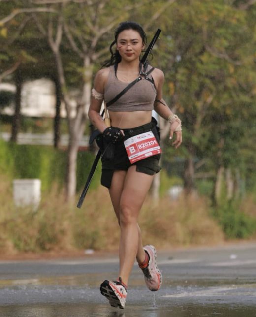 Chán diện đồ tập, hot girl chạy bộ cosplay Lara Croft Chán diện đồ tập, hot girl chạy bộ cosplay Lara Croft