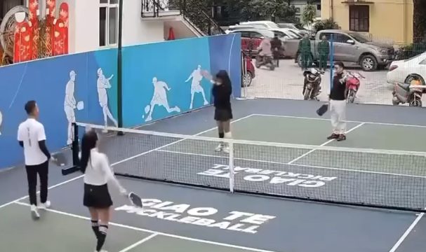 Lộn xộn trên sân pickleball, cô gái bị bóng trúng mặt, giận dỗi