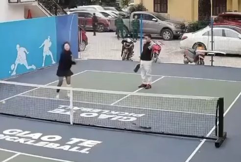 Lộn xộn trên sân pickleball, cô gái bị bóng trúng mặt, giận dỗi