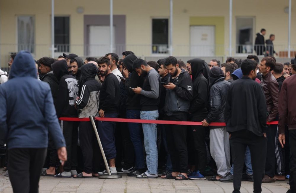 Buồn của nền kinh tế số 1 châu Âu: Hào phóng phát đến 65 triệu đồng mỗi tháng cho người dân, nay rơi vào khủng hoảng vì người ngoài cũng ồ ạt đến nhận tiền- Ảnh 1. Buồn của nền kinh tế số 1 châu Âu: Hào phóng phát đến 65 triệu đồng mỗi tháng cho người dân, nay rơi vào khủng hoảng vì người ngoài cũng ồ ạt đến nhận tiền- Ảnh 1.