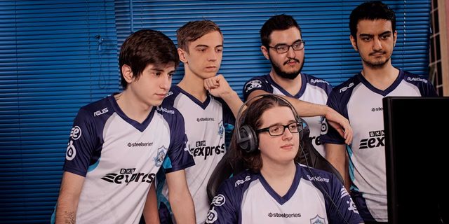 DP từng là đội tuyển cũ của nhiều siêu sao châu Âu mà nổi bật nhất có lẽ là Caps (thứ 2, đứng, từ trái sang) DP từng là đội tuyển cũ của nhiều siêu sao châu Âu mà nổi bật nhất có lẽ là Caps (thứ 2, đứng, từ trái sang)