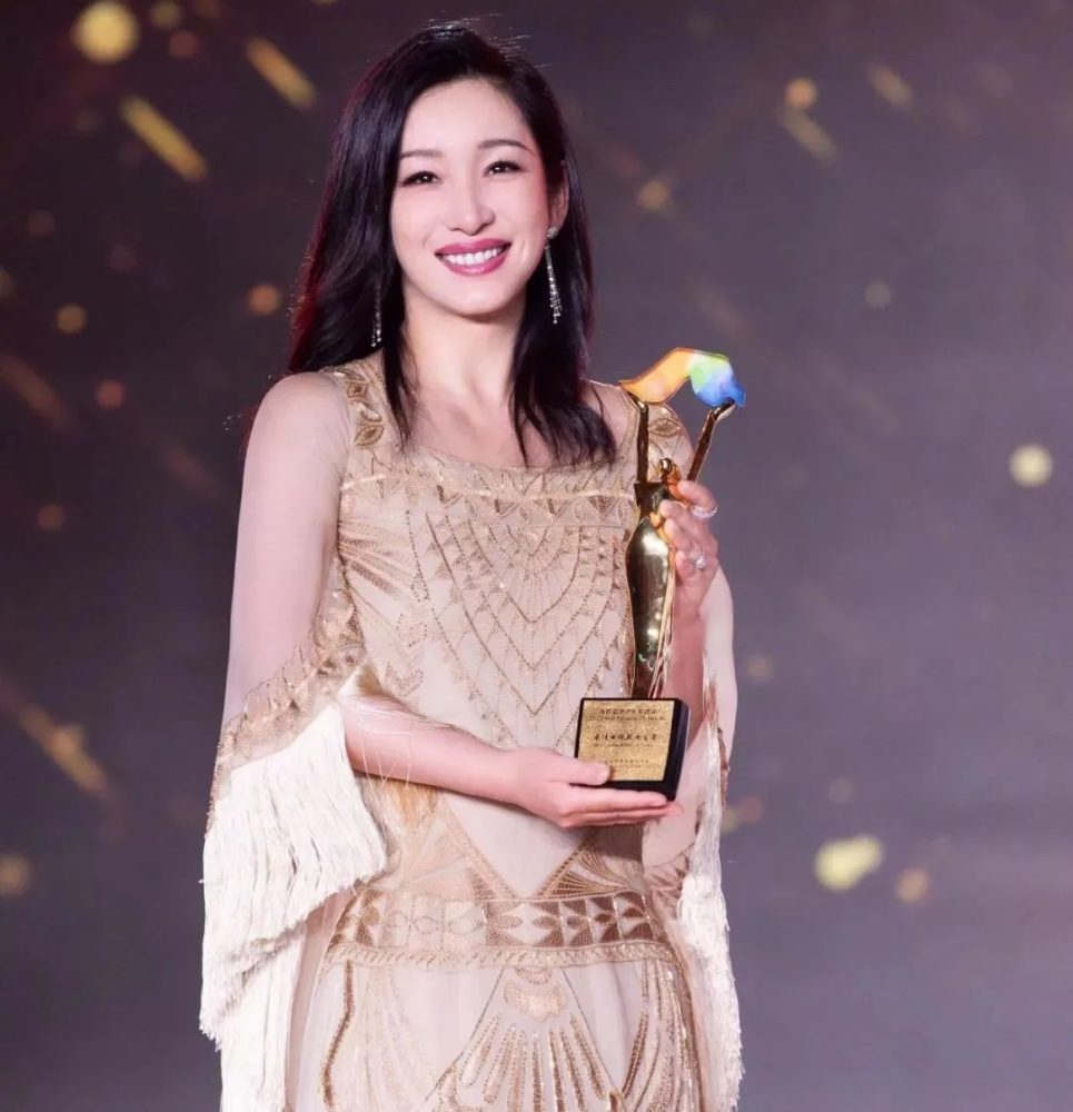 Sao nữ xấu đến mức bị đoàn phim xé ảnh vứt vào thùng rác, giờ là nữ hoàng màn ảnh đóng toàn bom tấn rating- Ảnh 1.