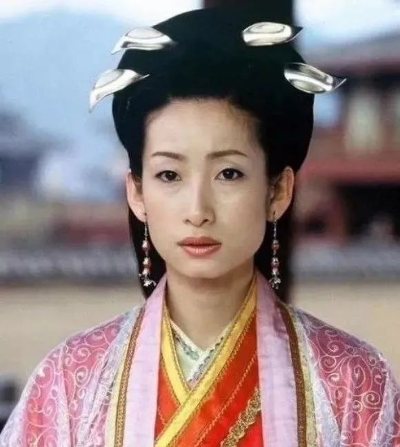 Sao nữ xấu đến mức bị đoàn phim xé ảnh vứt vào thùng rác, giờ là nữ hoàng màn ảnh đóng toàn bom tấn rating- Ảnh 2.