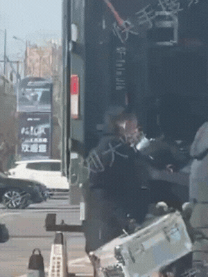 Dậy sóng hình ảnh tháo chạy của kẻ bị tố khiến Triệu Lộ Tư suýt mất mạng- Ảnh 1. Dậy sóng hình ảnh tháo chạy của kẻ bị tố khiến Triệu Lộ Tư suýt mất mạng- Ảnh 1.