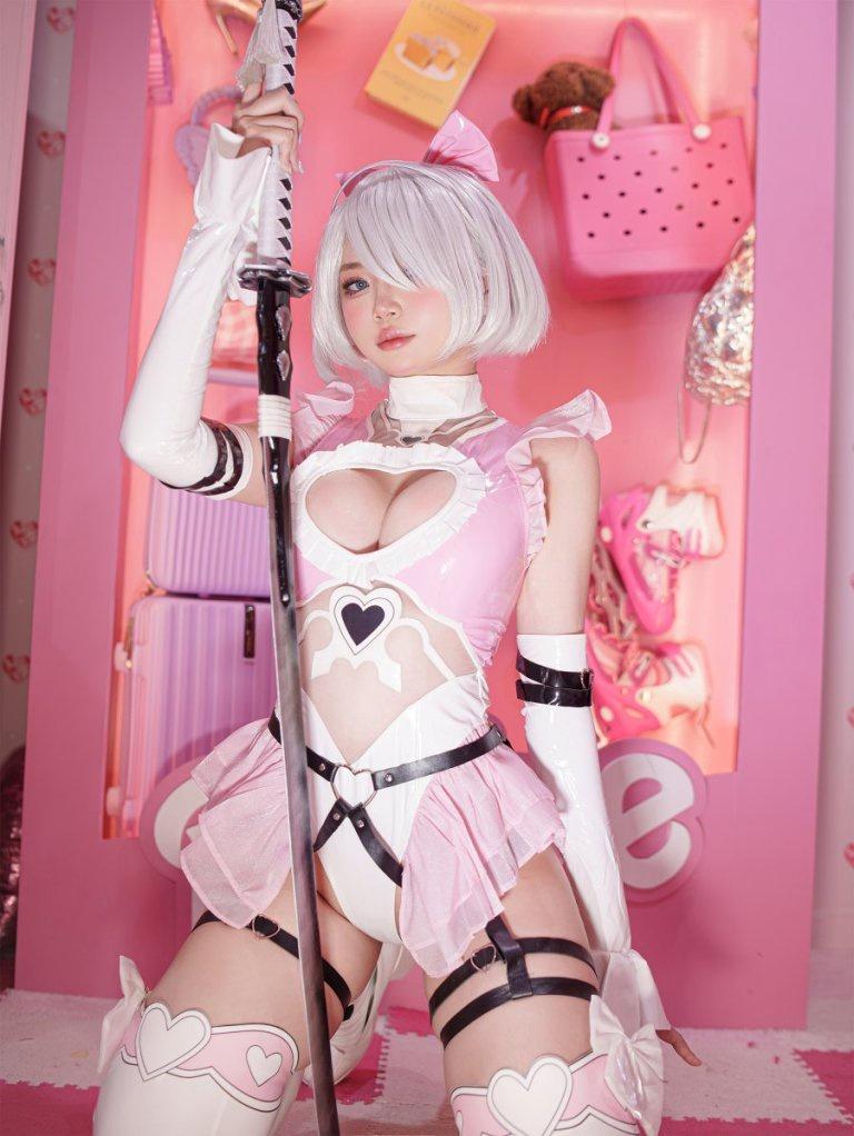tn1dp4h ZinieQ hóa thân thành 2B phiên bản "Barbie" trong NieR: Automata cực kỳ ngọt ngào và quyến rũ tn1dp4h