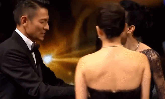 Mỹ nhân hạng A gây sốc vì không thèm đọc tên người thắng giải ngay trên sóng trực tiếp, quay lưng bỏ đi vì mối hận 11 năm- Ảnh 2. Mỹ nhân hạng A gây sốc vì không thèm đọc tên người thắng giải ngay trên sóng trực tiếp, quay lưng bỏ đi vì mối hận 11 năm- Ảnh 2.