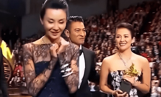 Mỹ nhân hạng A gây sốc vì không thèm đọc tên người thắng giải ngay trên sóng trực tiếp, quay lưng bỏ đi vì mối hận 11 năm- Ảnh 3. Mỹ nhân hạng A gây sốc vì không thèm đọc tên người thắng giải ngay trên sóng trực tiếp, quay lưng bỏ đi vì mối hận 11 năm- Ảnh 3.