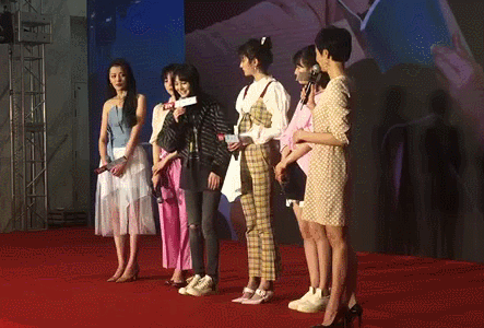 1 mỹ nhân hạng A gây sốc khi tự tát liên tiếp vào mặt giữa họp báo, danh tính lộ ra khiến ai cũng ngán ngẩm- Ảnh 2. 1 mỹ nhân hạng A gây sốc khi tự tát liên tiếp vào mặt giữa họp báo, danh tính lộ ra khiến ai cũng ngán ngẩm- Ảnh 2.