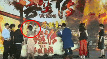 1 mỹ nhân hạng A gây sốc khi tự tát liên tiếp vào mặt giữa họp báo, danh tính lộ ra khiến ai cũng ngán ngẩm- Ảnh 3. 1 mỹ nhân hạng A gây sốc khi tự tát liên tiếp vào mặt giữa họp báo, danh tính lộ ra khiến ai cũng ngán ngẩm- Ảnh 3.