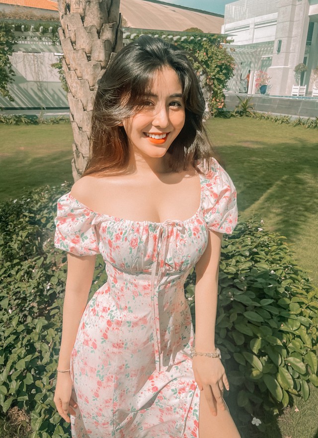 Gái xinh khoe sắc vóc với Gái xinh khoe sắc vóc với