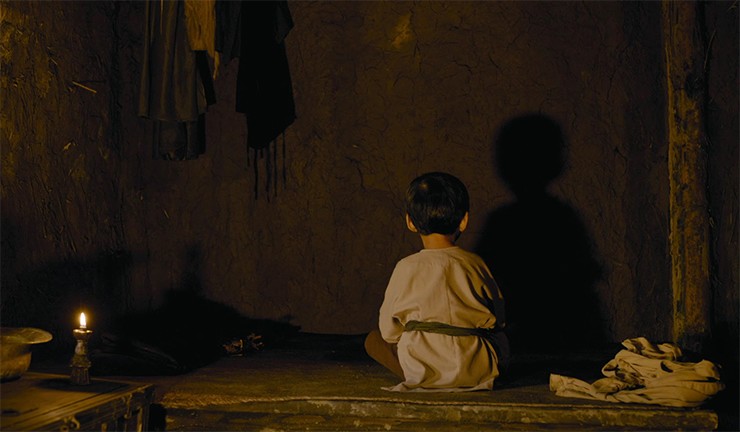 untitled-3-1734079876-885-width740height432 Hình ảnh cây đèn dầu xuất hiện nhiều trong phim.