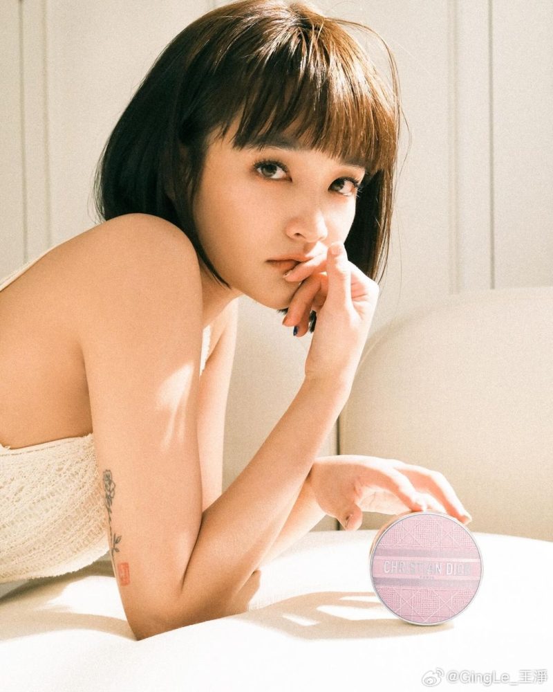 Nhan sắc mỹ nhân 9X có gương mặt giống nửa làng giải trí- Ảnh 1. Nhan sắc mỹ nhân 9X có gương mặt giống nửa làng giải trí- Ảnh 1.