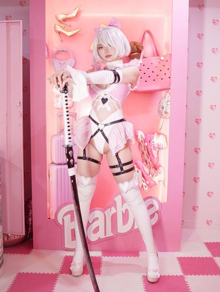 xl4exbu ZinieQ hóa thân thành 2B phiên bản "Barbie" trong NieR: Automata cực kỳ ngọt ngào và quyến rũ