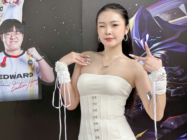 Chạm mặt gái xinh sở hữu nụ hôn Chạm mặt gái xinh sở hữu nụ hôn