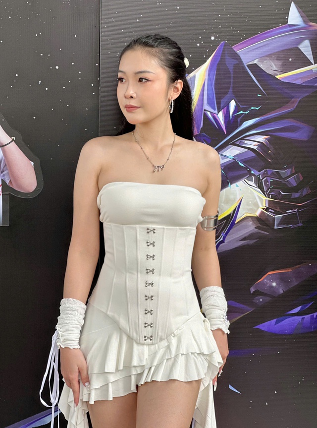 Chạm mặt gái xinh sở hữu nụ hôn Chạm mặt gái xinh sở hữu nụ hôn