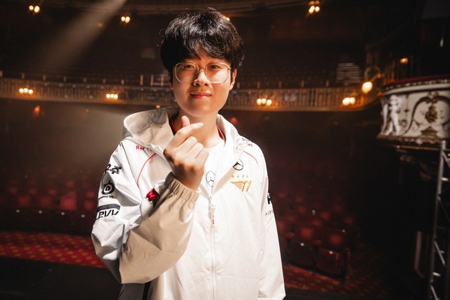 Zeus cũng chỉ ở thế bị động trong vụ chuyển nhượng đầy drama này nhưng rõ ràng anh ít nhiều có thể tác động vào các quyết định của người đại diện và anh đã không làm Zeus cũng chỉ ở thế bị động trong vụ chuyển nhượng đầy drama này nhưng rõ ràng anh ít nhiều có thể tác động vào các quyết định của người đại diện và anh đã không làm