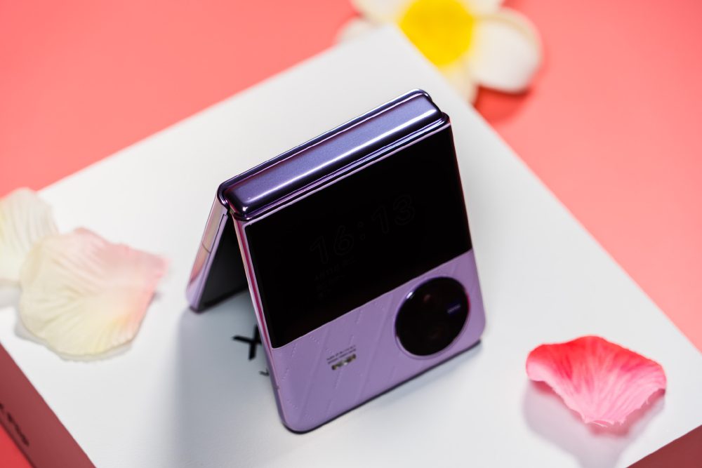 vivo ra mắt smartphone gập "vỏ sò" đầu tiên: Màn hình phụ kích thước lớn, camera Zeiss, Snapdragon 8+ Gen 1, giá 20,5 triệu đồng - Ảnh 1. vivo ra mắt smartphone gập "vỏ sò" đầu tiên: Màn hình phụ kích thước lớn, camera Zeiss, Snapdragon 8+ Gen 1, giá 20,5 triệu đồng - Ảnh 1.