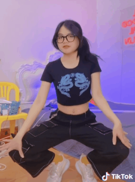 Gái xinh đu trend “kỳ lạ” trên Tiktok: Lắc hông biên độ mạnh thu về… 40 triệu views, “Lisa Việt Nam” cũng không thể cưỡng - Ảnh 8. Gái xinh đu trend “kỳ lạ” trên Tiktok: Lắc hông biên độ mạnh thu về… 40 triệu views, “Lisa Việt Nam” cũng không thể cưỡng - Ảnh 8.