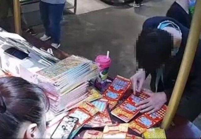 Cào gần 100 triệu đồng tiền vé số, nam thanh niên âm luôn khoản chi sắm Tết - Ảnh 1. Cào gần 100 triệu đồng tiền vé số, nam thanh niên âm luôn khoản chi sắm Tết - Ảnh 1.