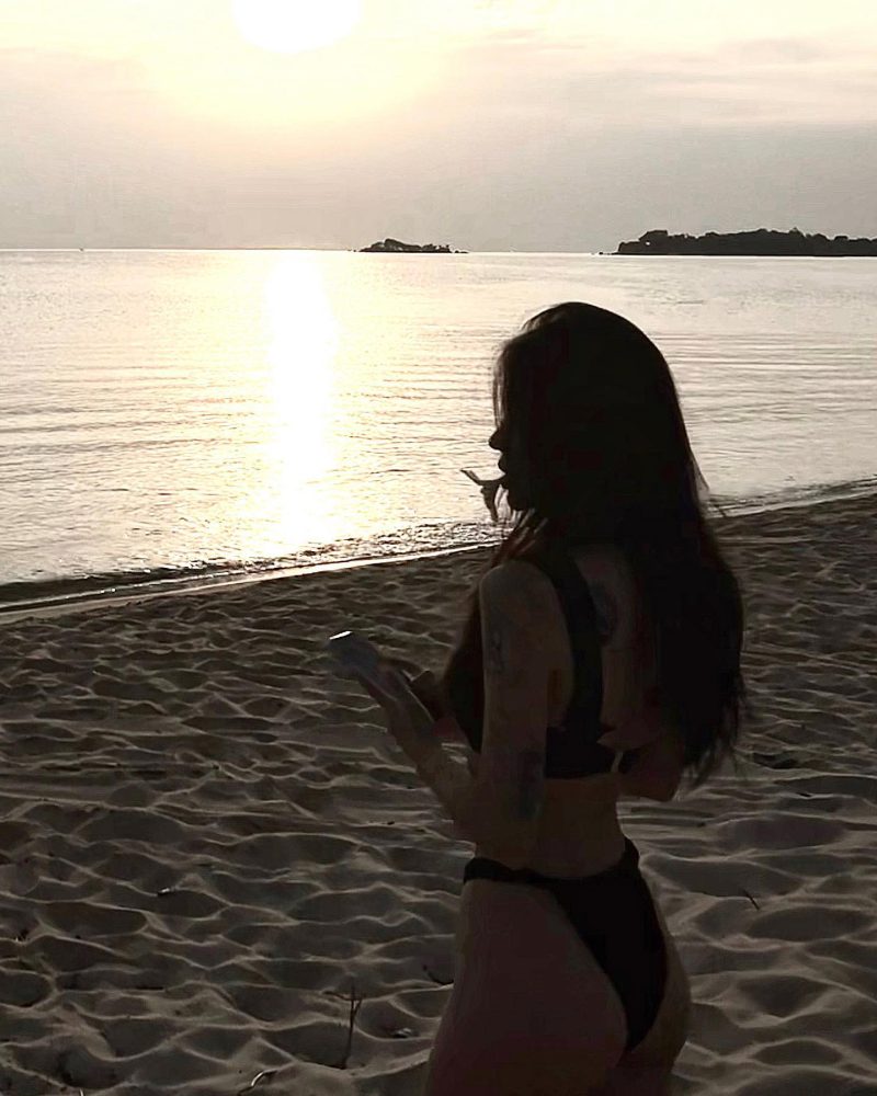 Linh Ngọc Đàm khoe body nóng bỏng khiến dân tình "đứng ngồi không yên" 114 1